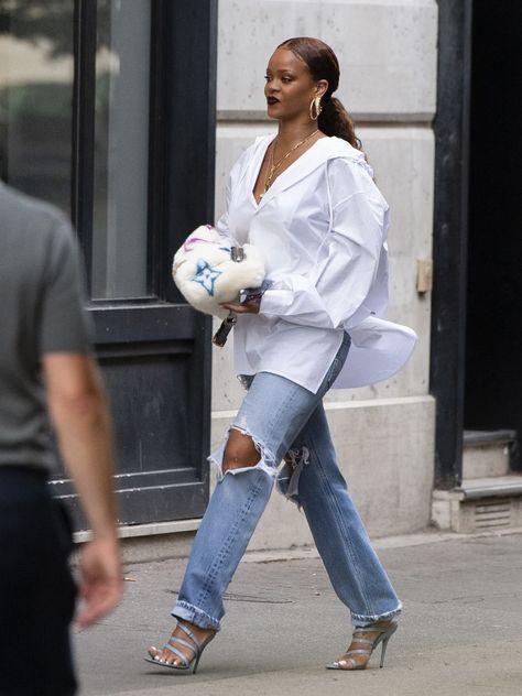 Fenty Cop on Twitter: "Rihanna is such a style icon… " White Oversized Shirt Outfit, Boyfriend Shirt Outfits, Black Women Streetwear, Oversized Shirt Outfit, Rihanna Street Style, Mode Rihanna, Oversized White Shirt, White Shirt And Jeans, Rihanna Outfits