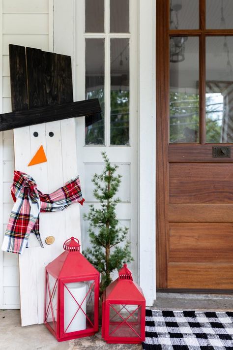 Some wood and house paint are all that’s required to make this precious seasonal greeter for your front porch. Posted by the entry, this jolly fellow will have guests feeling the holiday spirit as soon as they spot him. The best part about this little guy is the reversible design featuring a scarecrow on the opposite side, meaning he or she can pull double duty during the fall. Natal, Porch Scarecrow, Diy Snowman Decorations, Holiday Door Decorations, Diy Christmas Door, Front Door Christmas Decorations, Natal Diy, Snowman Christmas Decorations, Christmas Porch Decor