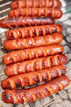 Essen, Grilled Hot Dogs Recipes, Grilled Hot Dogs, Best Hot Dogs, Hot Dog Chili Sauce, Cookout Menu, Hot Dog Sauce, Grilling Hot Dogs, Hot Dogs Recipes