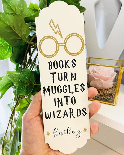 Cute Bookmarks Harry Potter, Harry Potter Bookmark Cricut, Harry Potter Handmade Diy, Aesthetic Bookmarks Diy Harry Potter, Harry Potter Bookmark Painting, Diy Bookmarks Harry Potter, Books Marks Diy, Harry Potter Bookmarks Diy, Harry Potter Diy Bookmarks