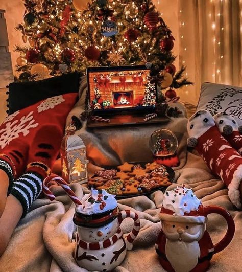 Cozy Christmas Birthday, Cozy Christmas With Friends, Cozy Christmas Movie Night Aesthetic, Holiday Cozy Aesthetic, Quiet Christmas Aesthetic, Christmas Cozy Vibes, Christmas Asthetics Decor, Christmas Aesthetic Moodboard, Christmas Vibes Aesthetic Cozy