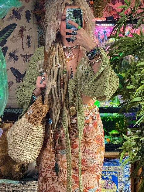 Hippie mermaid outfit with dreadlocks and boho seashell beach bag and tons of accessorires Outfit Ideas Colourful, Hippy Beach Outfits, Earthy Beach Outfits, Beach Hippy Aesthetic, Crochet Outfit Aesthetic, Hippy Summer Outfits, Beach Outfit Inspiration, Beach Hippie Outfit, Summer Hippie Aesthetic