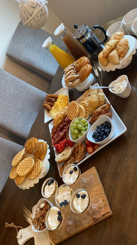 #brunch #brunchideas #brunchparty #breakfast Brunches Aesthetic, Breakfast Ideas Platters, Fall Breakfast Decorations, Fall Brunch Birthday Party, Breakfast Ideas Sleepover, Wedding Party Breakfast Ideas, Breakfast Sale Ideas, At Home Breakfast Buffet, Girls Breakfast Party