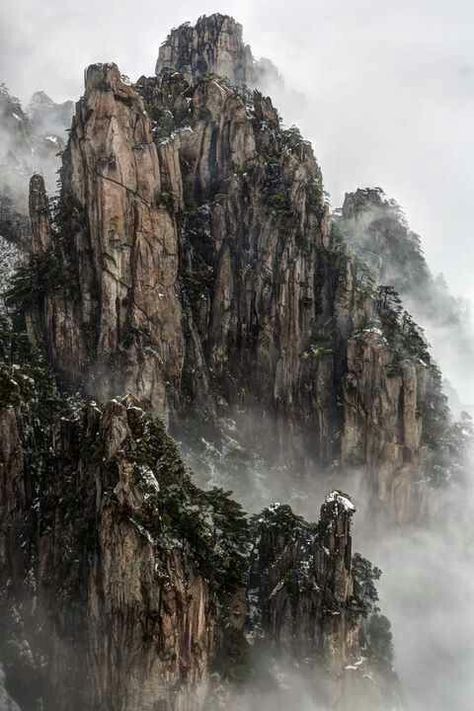 Haungshan Mountain, China Huangshan Mountains, Huangshan, Art Asiatique, Chinese Landscape, Lukisan Cat Air, Mountain Landscape, Grog, Amazing Nature, Beautiful World