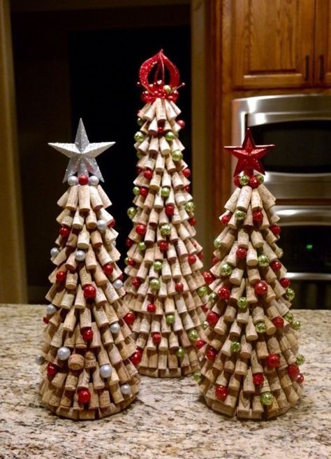 18 Creative Wine Cork Crafts Yodip viu Can DIY Wine Cork Ideas, Wine Cork Crafts Christmas, Wine Cork Christmas, Wine Cork Christmas Tree, Cork Crafts Christmas, Cork Christmas, Cork Christmas Trees, Diy Cork, Wine Cork Wreath