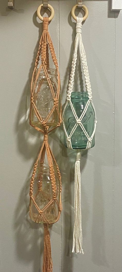 Macrame Jar Holder Diy, Macrame Jar Hanger Diy, Macrame Mason Jar Hanger Diy, Macrame Vase Hanger, Macrame Jars Diy, Mason Jar Macrame, Macrame Glass Jar, Macrame Jar Hanger, Macrame Jars