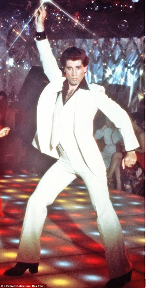 The original: Travolta first shot to fame as a disco dancer in Saturday Night Fever in 1977 Saturday Night Fever Outfit, Onda Disco, Moda Disco, Outfit Disco, Tony Manero, Mode Disco, Magic Screen, 70’s Disco, Men In White