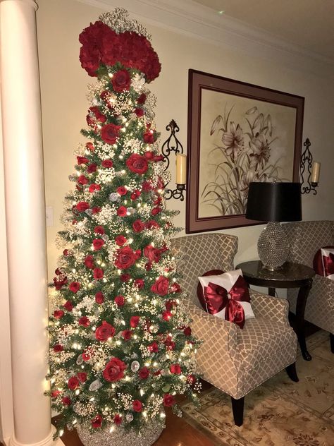 Christmas tree with red roses and baby's breath Natal, Roses Christmas Tree, Floral Christmas Tree, Flocked Christmas Trees Decorated, Rosé Christmas, Christmas Window Decorations, Floral Christmas, White Christmas Trees, Baby Breath