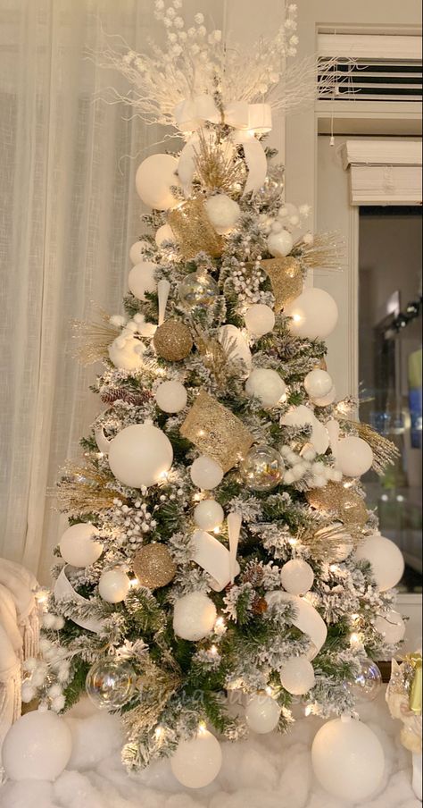 White Decorations On Christmas Tree, Beige And Gold Christmas Decor, White Christmas Decor Apartment, Cream Colored Christmas Tree, Christmas Decor Ideas Gold And Silver, White And Gold Tree Christmas, Winter Wonderland Tree Decorations, Christmas Decor Ideas Gold And White, White Christmas House Decor