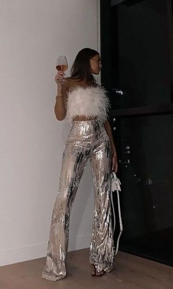 casual Christmas party outfit: fluffy top and silver sequin pants Glitz And Glam Outfit, Glam Party Outfit, Beyonce Concert Outfit, Look Disco, Casual Christmas Party, Casual Christmas Party Outfit, New Year’s Eve Outfit, Outfits New Year, Makeup Tip