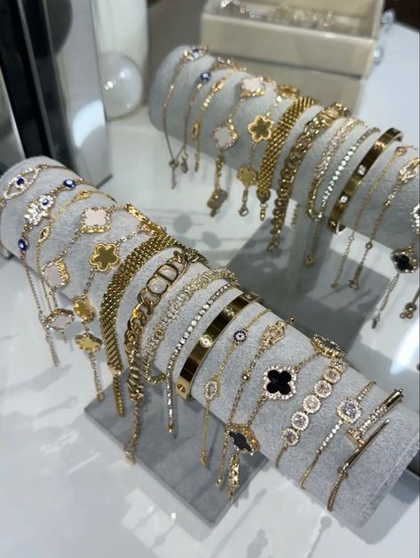 خواتم خطوبة, Organizator Grafic, Expensive Jewelry Luxury, Wrist Jewelry, Luxe Jewelry, Jewelry Accessories Ideas, Dope Jewelry, Girly Accessories, Jewelry Essentials