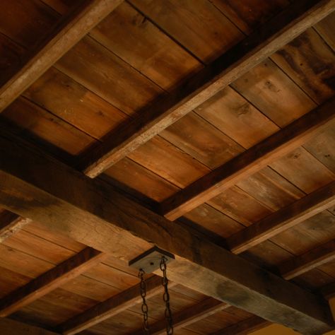 Wood Wall And Ceiling Design, Rustic Wood Ceiling Living Room, Diy Rustic Ceiling, Wood Ceiling Cabin, Open Wood Ceiling, Celing Roof Design Bathroom, Bedroom Wood Ceiling Design, Hemlock Wood Ceiling, Old Wood Ceiling