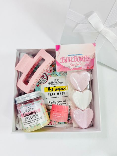 Basket Gift For Girls, Gift Box Ideas Birthday Best Friend Aesthetic, Small Gifts For Teenage Girl, Small Gift Ideas For Best Friend, Friendship Gift Box Ideas, Gift Small Box Ideas, Birthday Kit Ideas, Small Birthday Box Ideas, Teen Girl Gift Basket Ideas