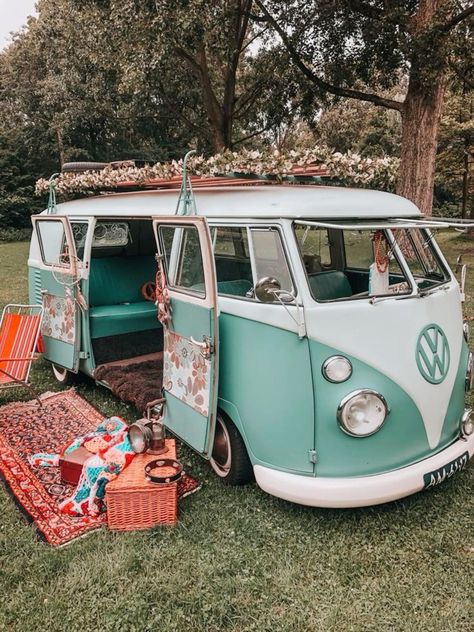 Combi Hippie, Kombi Hippie, Hippy Aesthetic, Mundo Hippie, Carros Vintage, Kombi Motorhome, Hippie Car, Kombi Home, Quotes Relationships