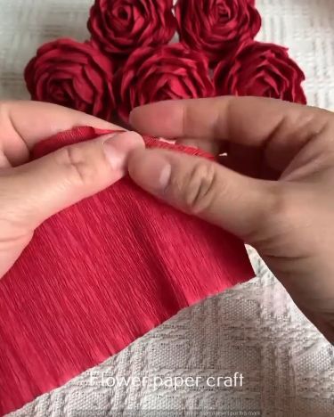 The Art of the Paper Rose: Crafting Realistic & Beautiful Paper Roses Tela, Paper Rose Decorations, Red Rose Paper Flowers, How To Make Red Roses With Paper, How To Make Flowers Out Of Napkins, Diy Red Roses, Making Roses Out Of Paper, Giant Roses Diy, Paper Napkin Rose