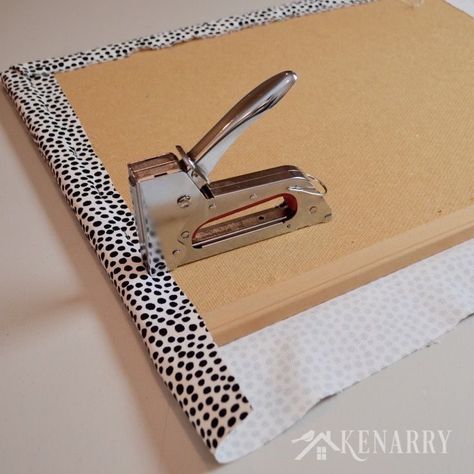 Love the fabric in this DIY Bulletin Board Makeover idea! It adds a fun, feminine touch to a corkboard or message board for a home, office or dorm room. Bulletin Board Makeover, Fabric Covered Bulletin Board, Office Bulletin Boards, Diy Bulletin Board, Diy Cork Board, Diy Organizer, Cork Diy, Diy Office, Memo Boards