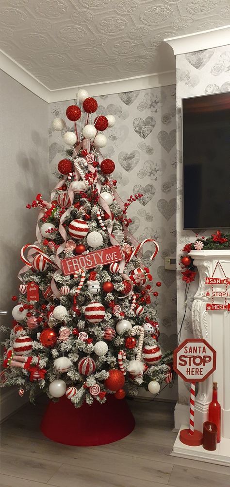 Candy Cane Xmas Tree, Candy Cane Theme Tree, Candy Cane Tree Theme, Christmas Tree Ideas Candy Cane, Christmas Tree Decor Red And White, Christmas Candy Cane Tree, Red Candy Christmas Tree, Candy Cain Christmas Tree, Peppermint Christmas Trees