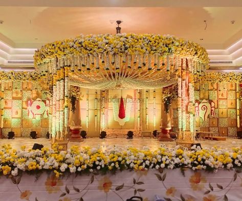 Marriage Hall Decoration South Indian, South Indian Mandapam Decoration, Flower Decorations For Marriage, South Indian Stage Decoration Weddings, Marriage Decoration Stage South Indian, Marriage Decoration Ideas Indian, South Wedding Decorations, Indian Wedding Decorations Stage, Wedding Mandapam Decoration South Indian