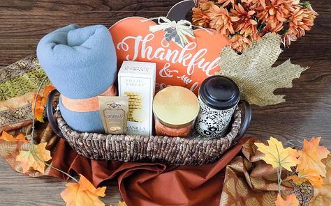 The Perfect Thanksgiving Gift Basket Gift Baskets For Sale, Thanksgiving Basket Ideas Gift For Him, Friendsgiving Gift Basket Ideas, Thanksgiving Gift Ideas For Friends, Friendsgiving Basket Ideas, Fall Secret Pal Gifts, Thanksgiving Gift Baskets Ideas, November Secret Pal Gift Ideas, Thanksgiving Gift Teacher