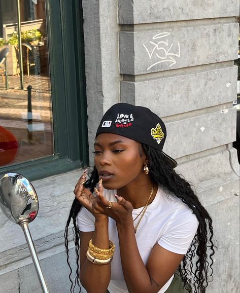 Couture, Black Pretty Girl Aesthetic 90s, Fitted Hat Outfit Black Women, Fitted Cap Outfit Black Women, Fitted Cap Outfit, Black Cap Outfit, Fitted Hat Outfit, Cap Outfits For Women, Girl With Cap