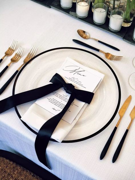 Black And White Wedding Theme, White Wedding Decorations, White Wedding Theme, Wedding Place Settings, Black White Wedding, Black And White Decor, Future Wedding Plans, Wedding Reception Tables, Wedding Bows