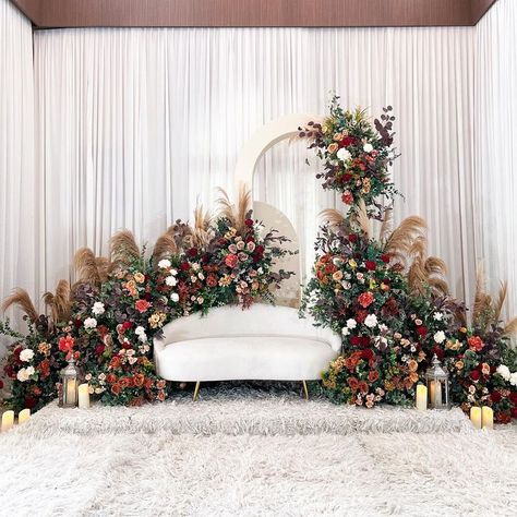 Wedding Photo Spot Ideas, Moodboard Wedding Decoration, Pelamin Tema Klasik, Classic Malay Wedding Theme, Pelamin Klasik Tradisional Melayu, Malay Wedding Pelamin Rustic, Simple Engagement Decorations, Pelamin Minimalist, Simple Pelamin