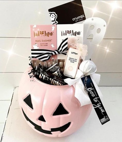 Boo Basket Ideas For Best Friend, Spooky Basket For Men, Halloween Boo Basket Ideas, Man Home Decor, Boo Basket Ideas, Halloween Boo Basket, Spooky Basket, Diy Halloween Gifts, Fall Gift Baskets