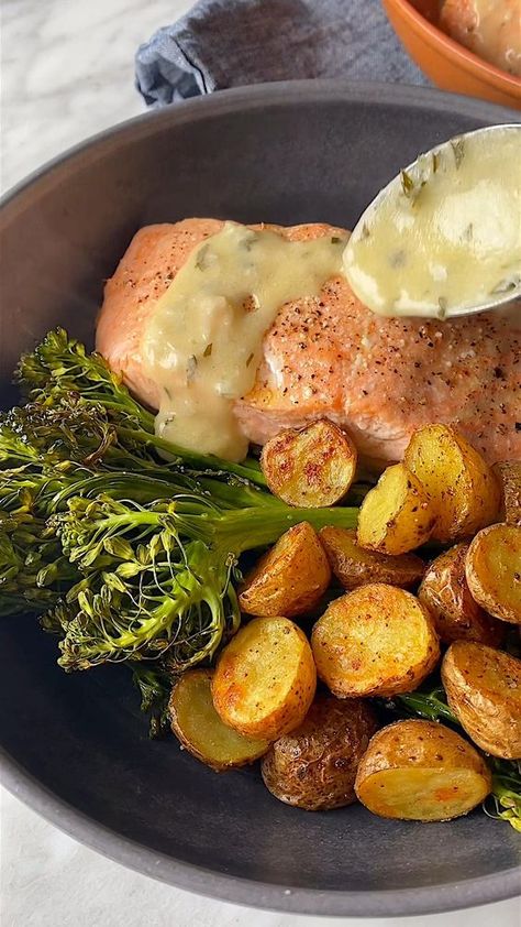 Healthy Recipes Salmon, Easy Meals Healthy, Salmon Recipes Healthy, Baked Salmon With Lemon, Baked Salmon Lemon, Recipes Healthy Snacks, Potatoes Broccoli, Easy Healthy Meal, Sausage Soup Recipes