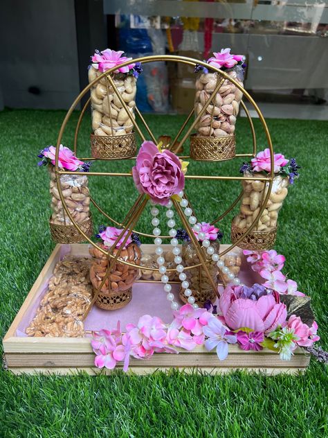 Fruit Chhab Decoration, Dry Fruit Basket Decoration For Wedding, Dry Fruits Packing Ideas For Wedding, Dry Fruit Gift Packing Ideas, Dry Fruit Hamper Ideas, Packing Round Gifts, Dry Fruits Gift Hampers, Dry Fruits Hamper Ideas, Dry Fruits Decoration Ideas