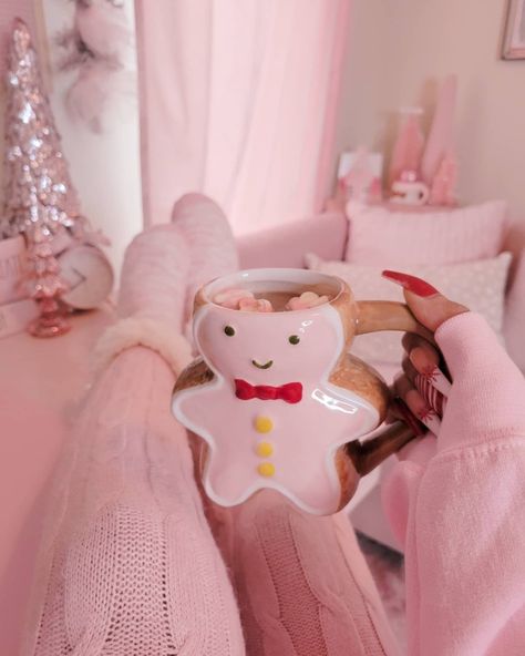 Kawaii, Natal, Pink Red Christmas Aesthetic, Christmas Room Aesthetic Pink, Pink Christmas Vintage Aesthetic, Cozy Pink Christmas, Pink Christmas Mugs, Pink Christmas Aesthetic Wallpaper Laptop, Pink Christmas Food