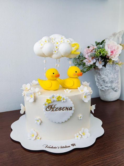 #babycakes #duck #clouds #flowers #buttercream #cakedesigner #cakedecorating #cakesdecor #cake #cakedecorating #cakeart #cakedecor #cakesdecor Cake With Duck Design, Duck Cakes Birthday, Cute Duck Cake, Birthday Cake Duck, Duck Theme Cake, Duck Cake Ideas, Duck Theme Birthday Party, Duck Themed 1st Birthday, Duck Cake Design