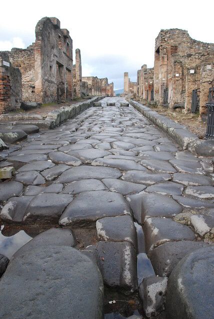 Italy Pompeii, Italy Adventure, Ruins Of Pompeii, Italy Kitchen, Pompeii Ruins, Pompeii Italy, Pompeii And Herculaneum, Rome Antique, Future Travel