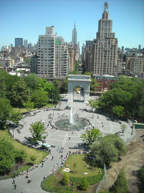 Nature, Nyu Campus, Feeding Pigeons, West Village Nyc, Street Performers, Peisaj Urban, City Square, Fountain Square, New York City Aesthetic