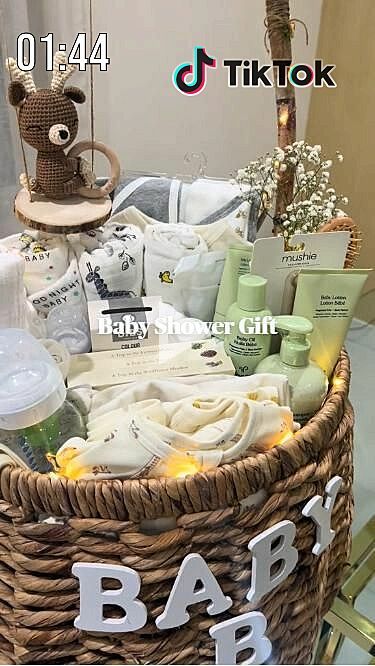 *** Baby shower gift idea! Diy Gift Hamper, Gift For Pregnant Friend, Baby Shower Basket, Décoration Baby Shower, Hamper Gift Basket, Baby Shower Gift Box, Cushion Storage, Idee Babyshower, Baby Shower Baskets