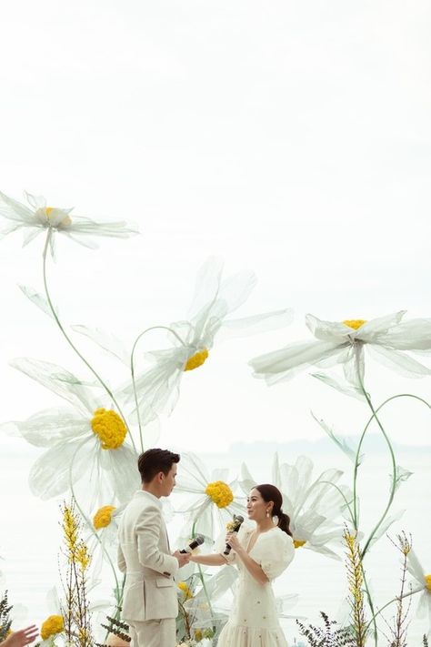 An INCREDIBLE daisy themed wedding in Thailand | Real Weddings, Wedding Inspiration | 100 Layer Cake Daisy Themed Wedding, Giant Flowers Wedding, Daisy Wedding Theme, Giant Flowers Diy, Wedding In Thailand, Decoration Evenementielle, Dream Wedding Decorations, Thailand Wedding, Daisy Wedding