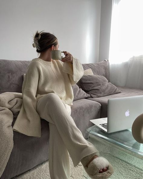 Martyna Szałacka on Instagram: "home office 🤍 . . . . . . . . #aesthetic#beigeaesthetic #myaesthetic #aestheticedits #aestheticoutfit #cozyaesthetic #homeaesthetics #beigeaesthetic #pinterestaesthetic #pinterestgirl #beigelover #beigefeed #aesthetichome #beigestyle #ａｅｓｔｈｅｔｉｃｓ #aesthetically #cozyhome #beigepalette #hmxme" Office Cozy Outfit, Cozy Home Outfit Aesthetic, Comfy Home Outfits Winter, Lounge Sets Aesthetic, Chill Home Outfits, Comfy Asethic, Home Outfit Aesthetic, At Home Outfits Cozy, Winter Home Outfit