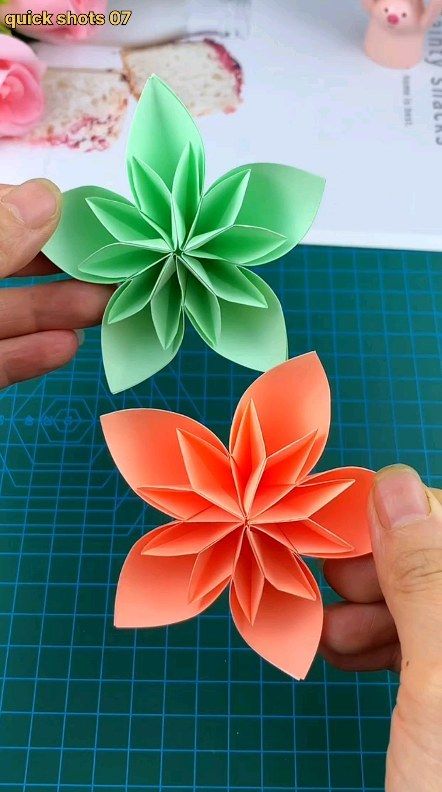 quick shots 07 | Origami flowers, Aite’s list three will make them for you #handmadeDIY #creator #origami tutorial | Instagram Simple Flower Oragami, Origami Vase Easy, Origami Flowers Easy, Origami Plants, Origami Easy Step By Step, Circle Crafts, Paper Flower Crafts, Diy Origami, 5 Minute Crafts Videos