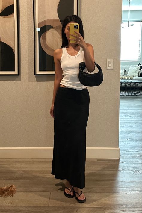 Summer Fashionable Outfits, Summer Pieces Outfits, Black Maxi Ruffle Skirt Outfit, Black Havaianas Outfit, Cool Girl Summer Fits, Summer Outfits Lookbook, Linen Skirt Aesthetic, Long Black Linen Skirt Outfit, Silk Black Maxi Skirt Outfit