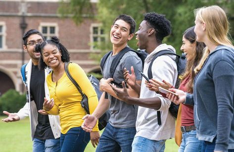 Make Friends In College, College Parents, College Photography, Student Picture, First Year Of College, Student Photo, Transfer Student, 사진 촬영 포즈, College Friends