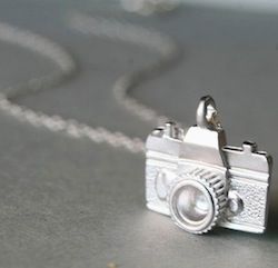 camera necklace Simple Charm Necklace, Camera Necklace, Oh Snap, Photographer Gifts, Dream Gift, Photography Gifts, Cute Necklace, Scarf Jewelry, Lovely Jewellery