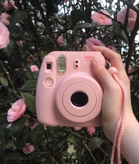 instagram: bobagraphiq✨ Pink Polaroid Camera Aesthetic, Polaroid Camera Aesthetic, Pink Polaroid Camera, Pink Polaroid, Camera Aesthetic, Hand Images, Polaroid Camera, Card Tattoo, Instant Camera