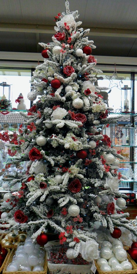 CHRISTMAS TREE~RED,WHITE,ROSES TREE. Natal, Red Roses Christmas Decor, Christmas Tree With Red Roses, Red Roses Christmas Tree, Roses On Christmas Tree, Red Rose Christmas Tree, Christmas Tree With Roses, Christmas Tree Ideas Farmhouse, White Christmas Tree With Red