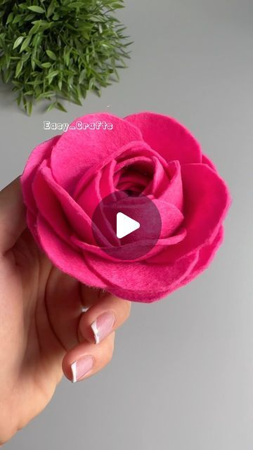 Diy Felt Roses Tutorials, How To Make Felt Flowers Tutorials, Roses Diy Paper, How To Make Rose Flower, Rose Making With Paper, Ribbon Crafts Diy Decoration, Rose Crafts For Kids, Diy Fabric Flowers Easy, Felt Roses Diy