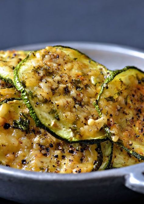 Parmesan Zucchini Chips, Zucchini Chips Recipe, Pasta Vegetariana, Zucchini Chips, Chips Recipe, Bariatric Recipes, Great Appetizers, Idee Pasto Sano, Zucchini Recipes