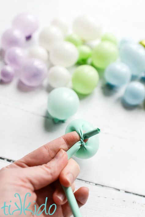 Balloon Garland Cake Topper Tutorial Diy Mini Balloon Cake Topper, Diy Mini Balloons, Mini Balloons Diy Cake Toppers, Diy Balloon Cake Topper, Mini Balloon Cake Topper, Balloon Cake Topper Diy, Diy Mini Balloon Garland, Tiny Balloon Garland, Simple Balloon Garland Diy