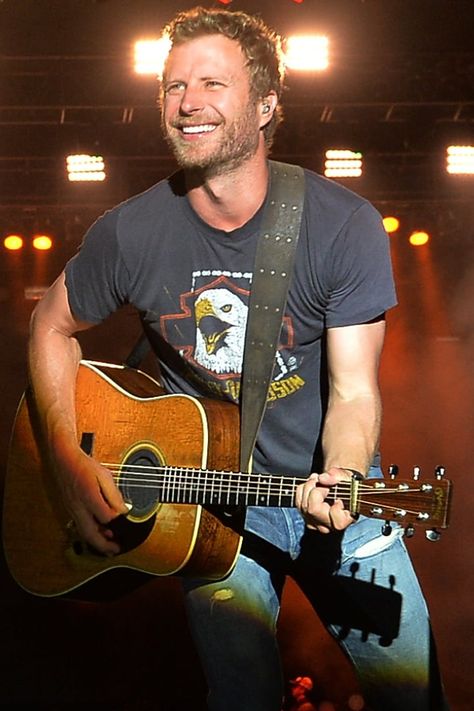 Hot Dierks Bentley Pictures Dierks Bentley, Country Music Videos, Brad Paisley, Male Country Singers, Tim And Faith, Country Thunder, Best Country Singers, Country Singer, Country Music Artists