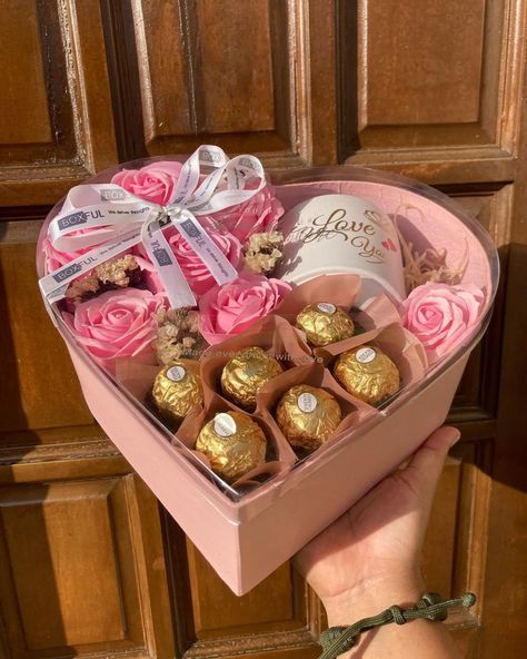 Flower And Gift Boxes, Mom Gifts Ideas Diy, Flowers And Chocolate Gift, Mother Days Gift Ideas, Mothers Day Bouquet Ideas, Mother’s Day Decoration Ideas, Chocolate Gift Basket Ideas, Valentine Dress For Women, Dress For Women Classy