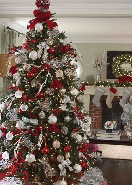 Decorate Your Christmas Tree Like a Pro With These 7 Tips | Balsam Hill Natal, Decorate Christmas Tree Like A Pro, Xmas Decorations To Make, Christmas Tree Ribbons Ideas, Diy Christmas Tree Skirt, Diy Christmas Tree Topper, Decorate A Christmas Tree, Flocked Christmas Trees Decorated, Minimalist Christmas Tree