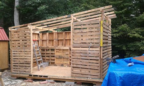 Pallet House Plans How To Build, Shed Out Of Pallets, Wood Shed Diy, Pallet Wood Shed, Pallet Fort, Pallet House Plans, Storage Barn, Shed Diy, Pallet Shed Plans