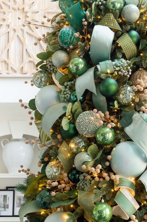 Sage Green Christmas Decor Ideas, 2023 Christmas Wreath Trends, Christmas Tree Ideas Green, Christmas Trees 2023 Trends, Mint Green Christmas Tree Decorations, Green Themed Christmas Tree, Christmas 2023 Trends Decoration Colors, Sage Green Christmas Decor, Sage Christmas Tree